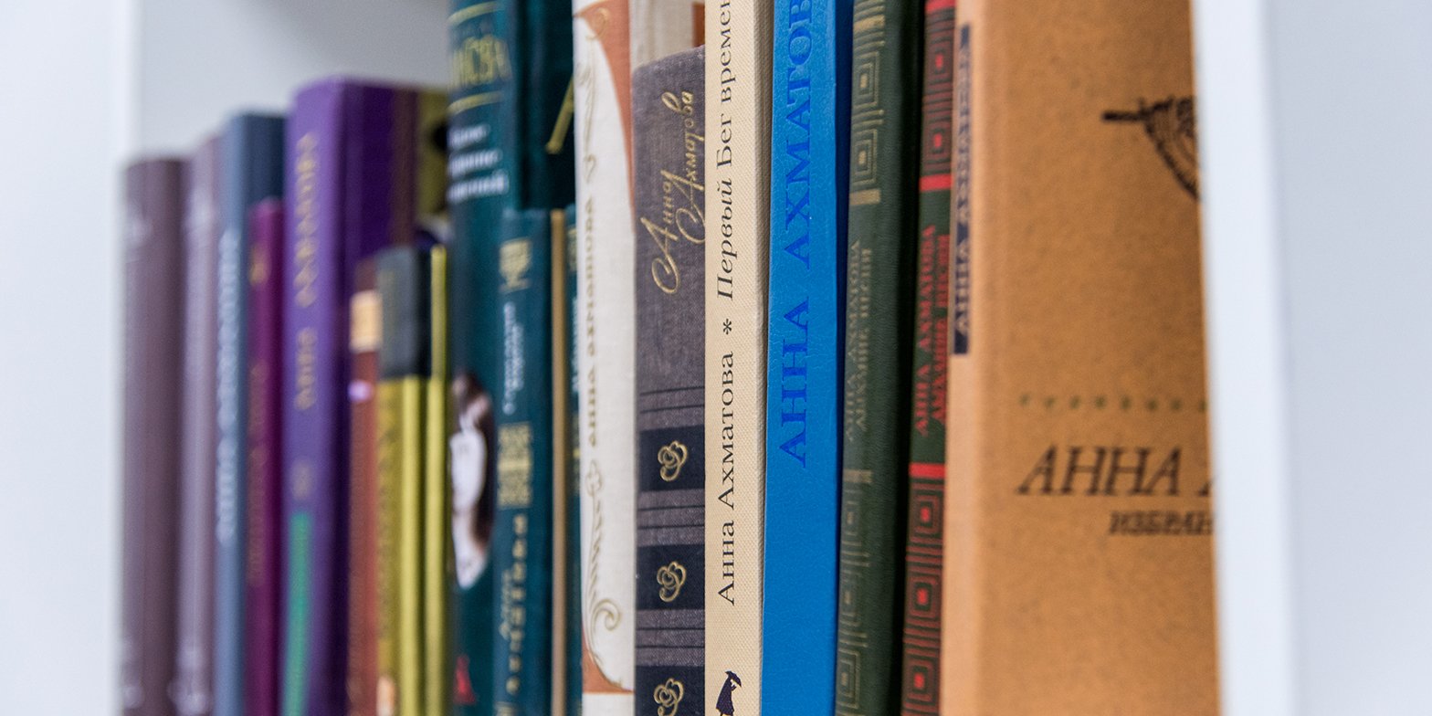 Волонтеры храма на Ярославке передали книги в интернат