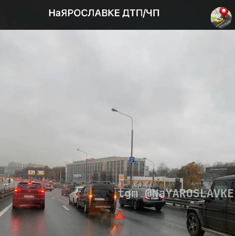 На Ярославском легковушки не поделили дорогу