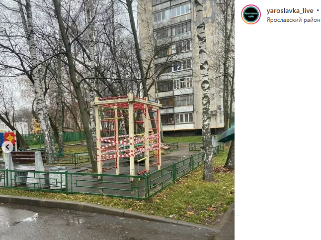 Детскую площадку на Холмогорской закрыли на ремонт