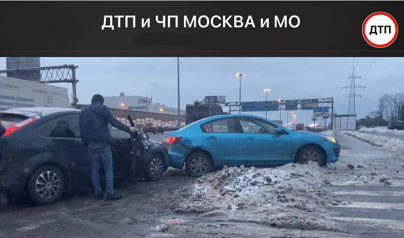 На Ярославке легковушки не поделили дорогу