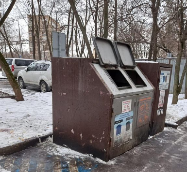 Во дворе на Ярославке коммунальщики устранили последствия переезда жильцов