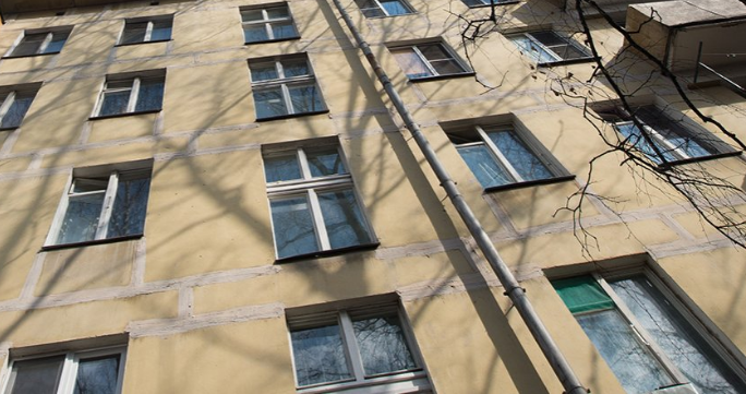 В доме на Абакумова отремонтировали входную дверь